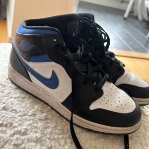 Air jordan 1 mid - I väldigt bra skick. De är använda få gånger. Boxen är tillgänglig