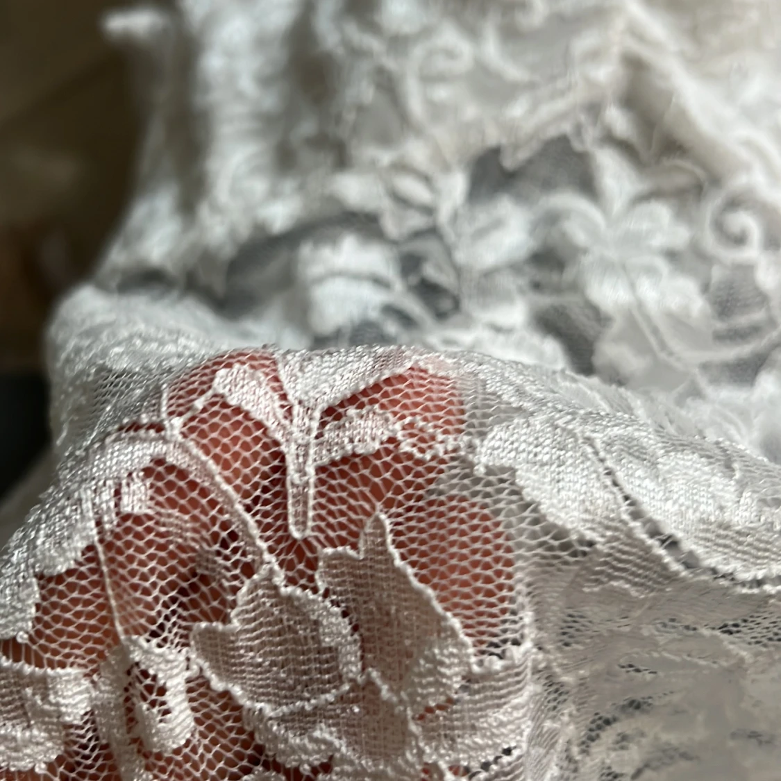 Vit spetsblus med blommönster - 2