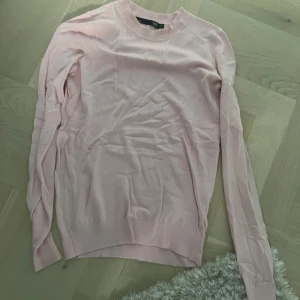 Ljusrosa tröja  - Supersöt ljusrosa tröja från lager 157 i storlek XS. Enkel och stilren design med rund halsringning och långa ärmar. Perfekt att matcha med jeans eller kjol för en chill look. Mjuk och skön känsla, passar året runt.