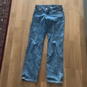 Arrow  Low Straight Jeans - Arrow  Low Straight Jeans feån weekday köpta för 500 kr❤️