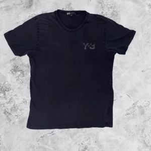Y-3 T-shirt - Fint skick inga hål eller sånt, lite urtvättad bara. Kom dm för mått och fler frågor 👍