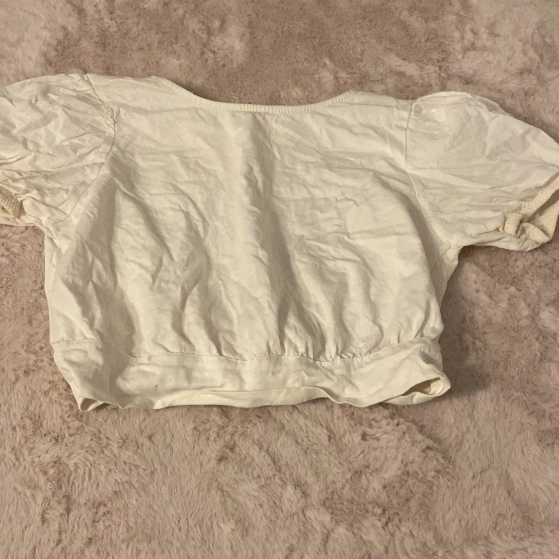 Vit croppad blus med knyt i ryggen