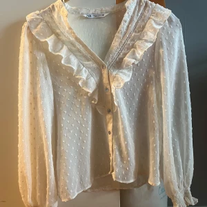 Zara Vit Blus - Jätte söt och fin blus, är endast använt 2 gånger och är inprincip som ny! 
