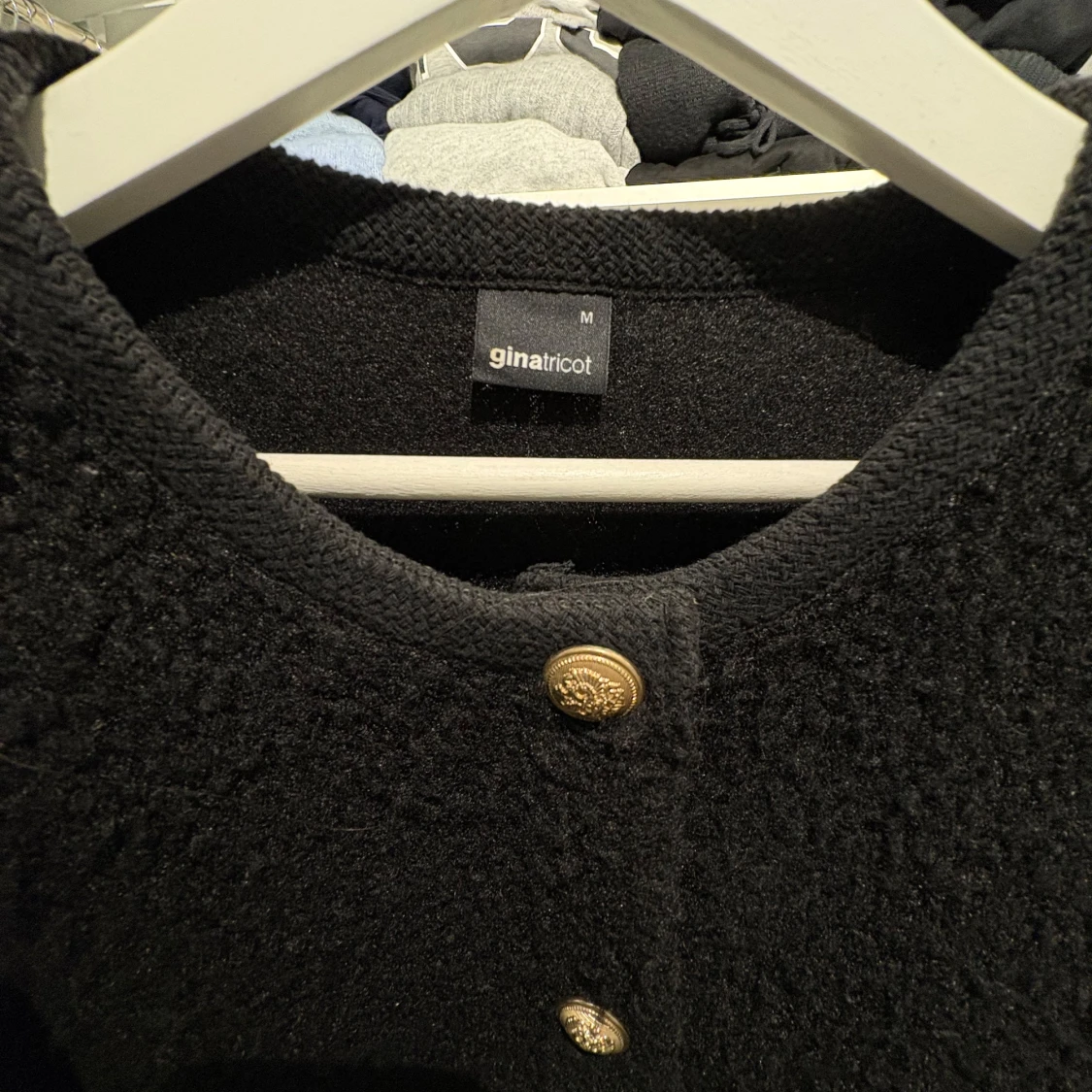 Svart kofta från Gina Tricot med guldknappar - 2