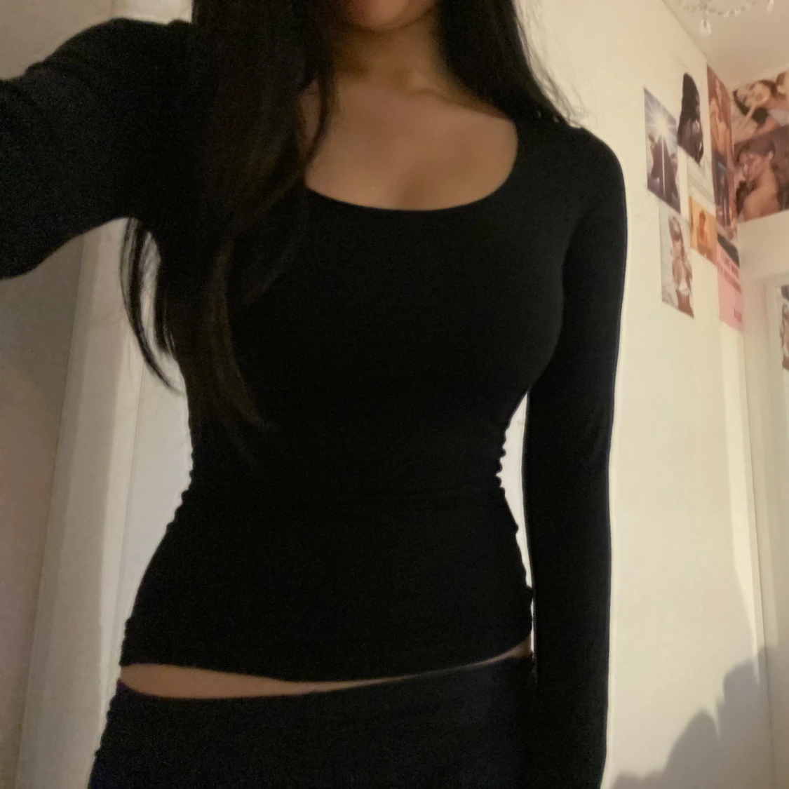 Svart långärmad topp med rund hals - 1