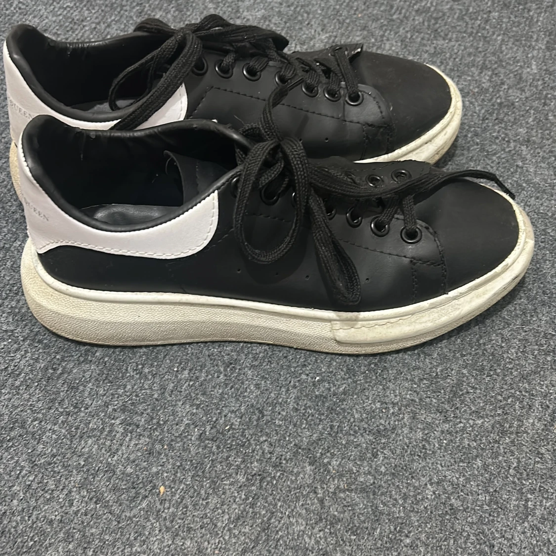 Alexander McQueen svarta sneakers - 2