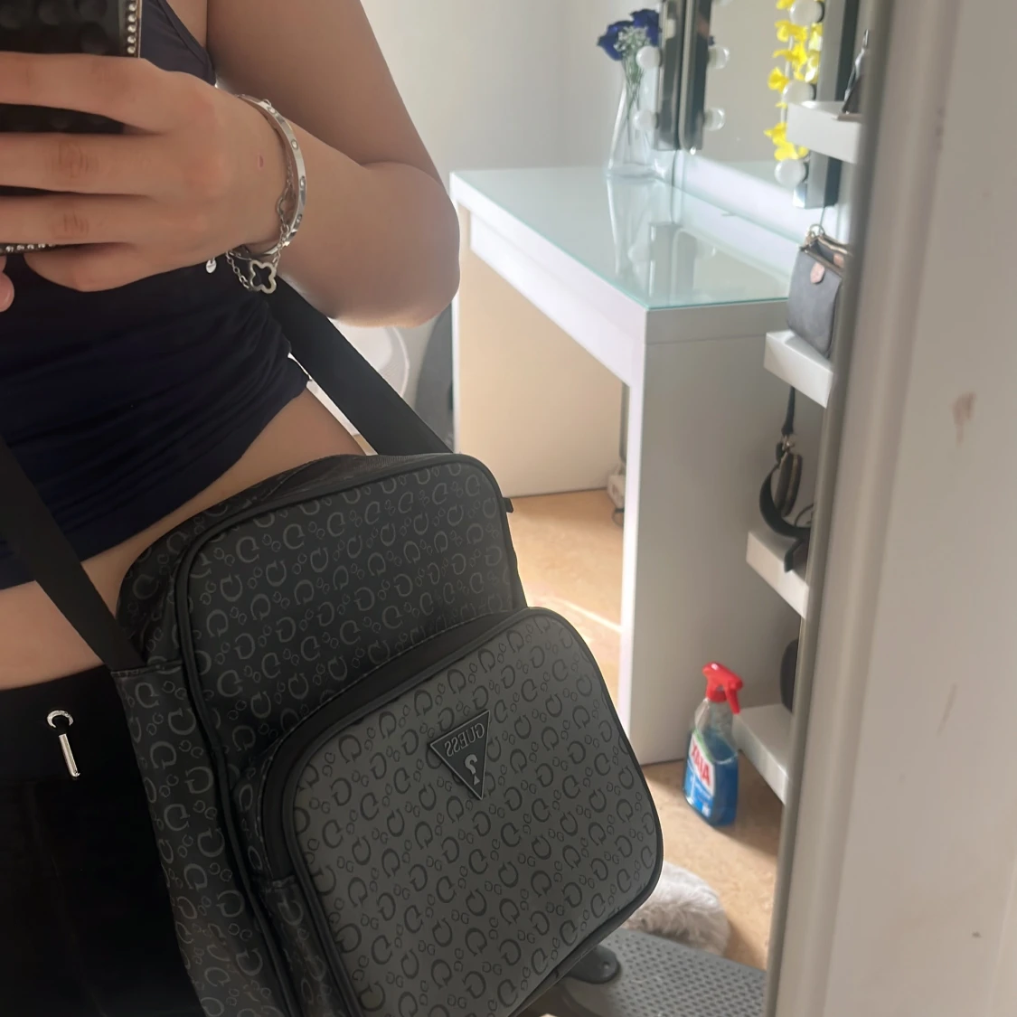 Svart axelväska från Guess med logomönster - 3