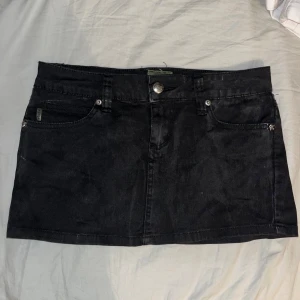 Svart jeanskjol från Tripp NYC - Svart kort jeanskjol köpt på Plick, har tyvärr inte kommit till användning🩷