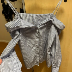 Randig offshoulder blus med puffärm - Säljer nu denna blåvit randiga offshoulder blusen då den inte kommer till användning tyvärr 😊går att använda med axelbanden också 🥰