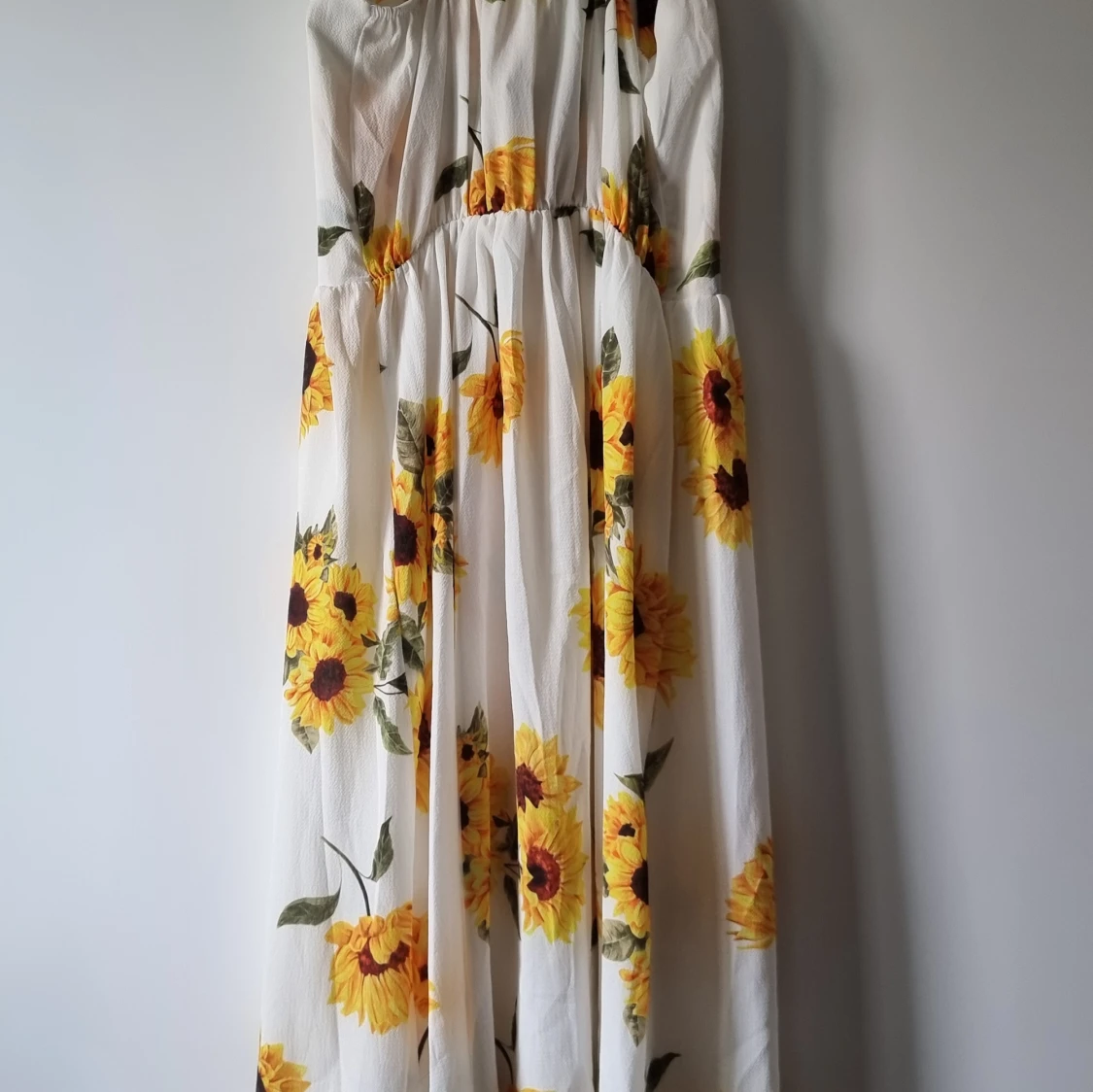 Vit klänning med solrosor och knappar - 2