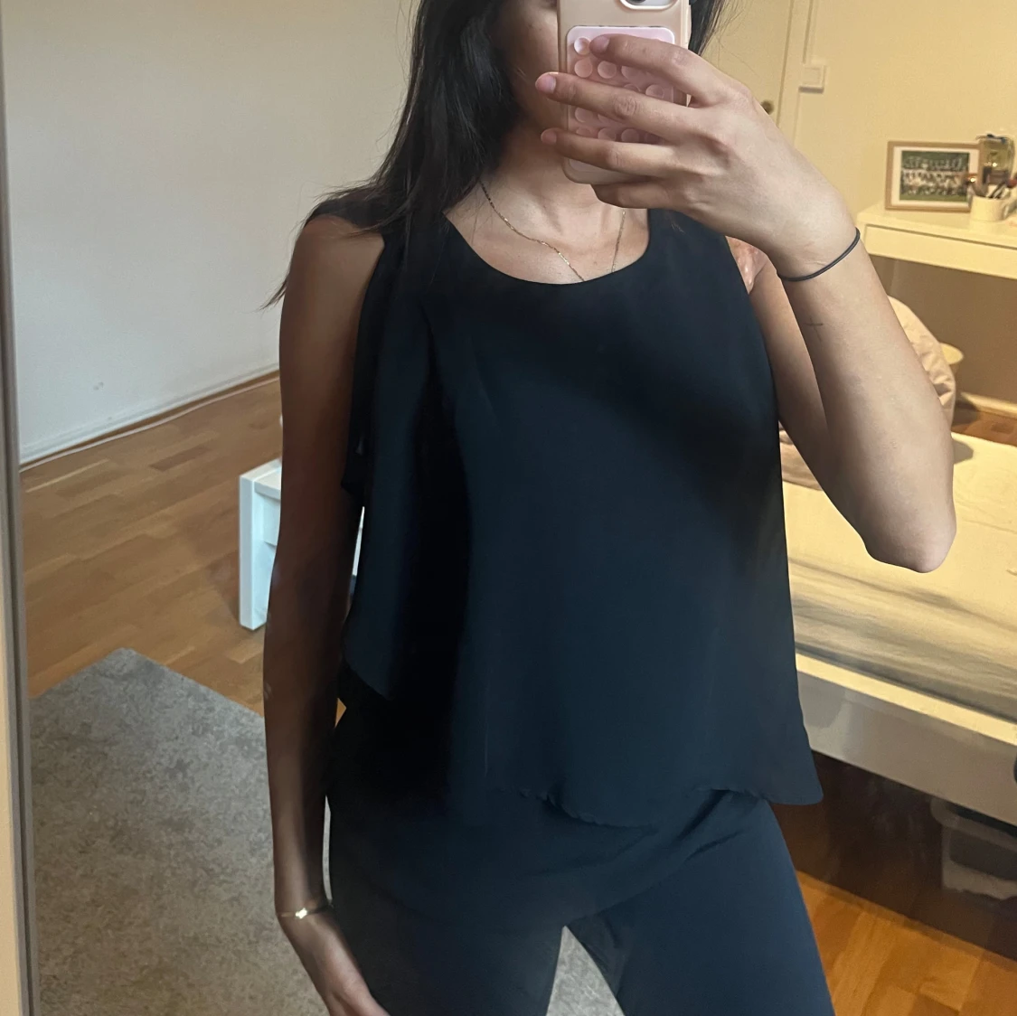 Svart ärmlös blus i luftig modell - 1