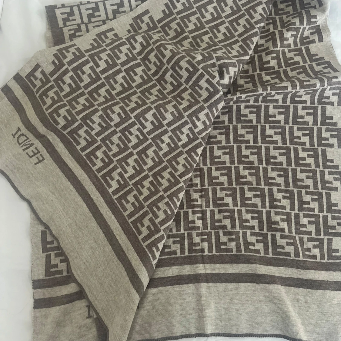 Halsduk med logomönster - 1