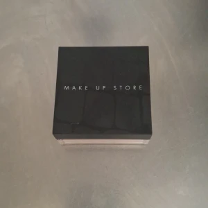 Lös foundation från Make Up Store - Lös foundation i puderform från Make Up Store. Kommer i en stilren, svart fyrkantig burk med transparent botten. Färgen är ljusbeige och passar för en naturlig bas. Perfekt för dig som gillar en lätt och matt finish. 