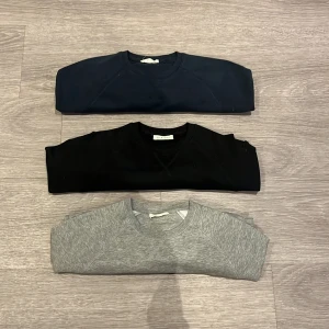 3-pack tröjor från Pier One - Säljer dessa tre tröjor från Pier One. Färgerna är grå, marinblå och svart. Perfekta för en basic outfit. Materialet är mjuk bomullsmix som känns skönt mot huden. Priser: en =79kr, 2=169kr, alla tre = 209kr