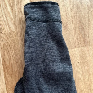 Feel Active Oslo grå hundtröja - Mörkgrå hundtröja från Feel Active Oslo med sportig look. Tröjan är tillverkad i mjukt fleecematerial och har svarta detaljer. Perfekt för kyliga promenader och enkel att ta på med öppning för benen och justerbara band under magen. STORLEK 25. Använd till katt. 