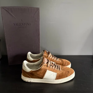 Valentino flycrew - Riktigt snygga Valentino flycrew i storlek 42. Väldigt bra skick, inga skador och har kvar alla nitar. Box medkommer