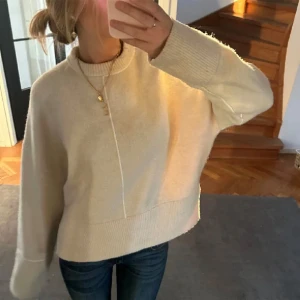 Zara stickad tröja - Jättefin och populär krämvit stickad tröja från zara!! Lite nopprig annars fint skick😍😍 perfekt över en klänning nu till sommaren eller till hösten 🙏🏼🙏🏼