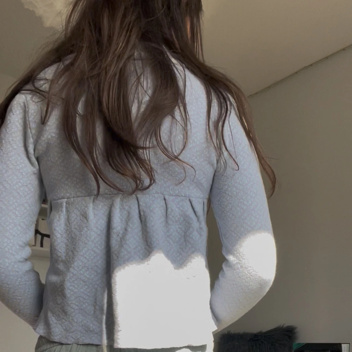 Ljuslila kofta med rosett och mönster - 1