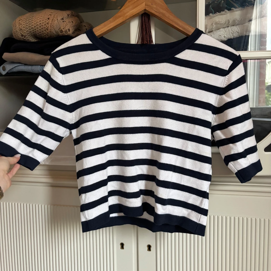 Randig stickad tröja med trekvartsärm