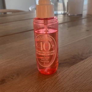 Sol de Janeiro 40 - Säljer denna sol de janeiro parfymen, då det inte var någon som jag tyckte passa på mog så tror nån annan kommer få mycket mer användning för den .🩷 90 ml och det är ca 70 ml kvar.