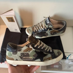Camo golden goose - Säljer nu mina otroligt snygga och unika GGS | fint skick, Inget heelscrape vilket är vanligt på golden goose! | storlek 40  men sitter mer som 41/42 | Dustbag och vykort följer med vid köp | pris diskuterbart vid snabb affär 🤩🤝