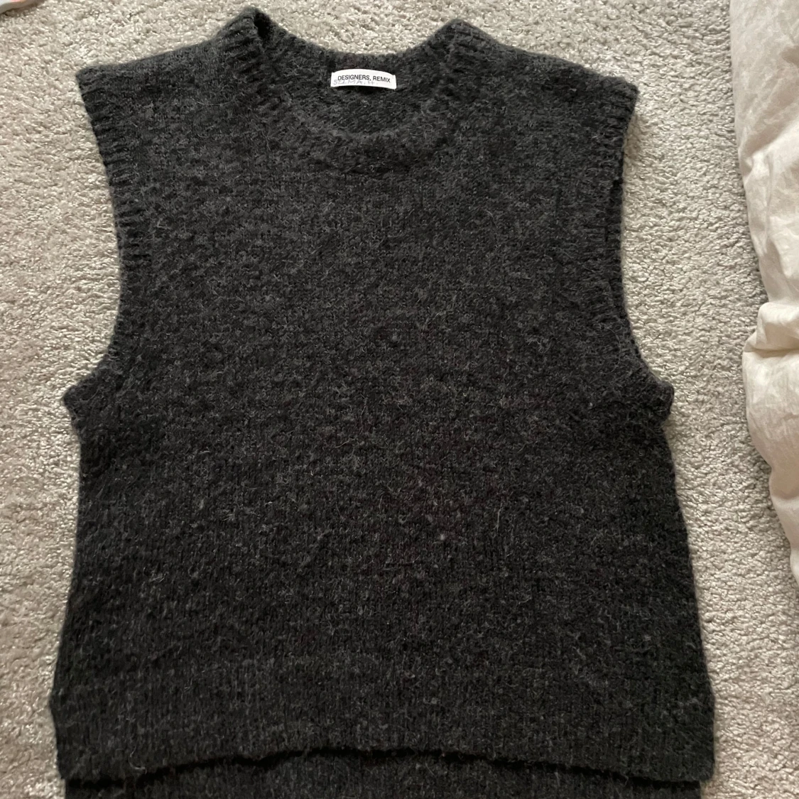 Mörkgrå stickad väst Designers Remix
