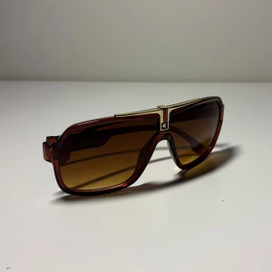 Carrera Glasögon - Carrera Glasögon // Storlek Normal // Skick 9/10 // Nypris 1300, mitt pris 529 // Hör av dig vid frågor o funderingar!