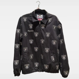 Supreme x Raiders svart bomberjacka M - Supreme x NFL Raiders svart bomberjacka med broderade Raiders-loggor över hela jackan. Klassisk krage, dragkedja framtill och två fickor. Riktigt fin skick och unik jacka!