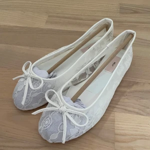 Vita spets ballerinaskor från Nelly - Oanvända spets ballerinaskor från Nelly, storlek 36 men mer som en 37/38