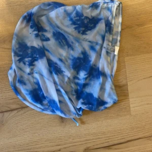Bikini cover up M/S - En cover up kjol för att ha på stranden över bikinin, använd  kanske 1 gång och har inga defekter 