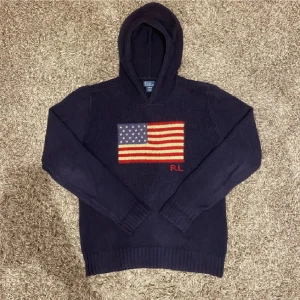 Mörkblå stickad hoodie från Polo Ralph Lauren - Säljer denna rikigt fet dock unika Ralph lauren flag hoodien!⭐️Storlek: XL 18-20 BARN vilket passar S!🙌 NYPRIS = 5000kr!👍Skick : 9,5/10! Hör gärna av er om ni har funderingar!🤝