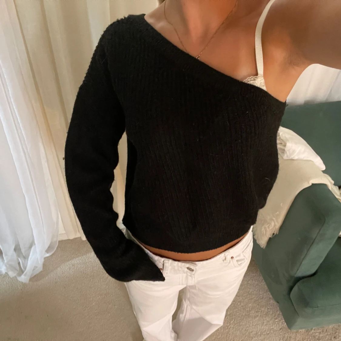Svart offshoulder stickad tröja