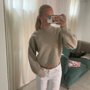 Beige stickad tröja från Weekday - Supermjuk beige stickad tröja från Weekday i storlek S. Tröjan har en rund halsringning, långa ärmar och en lite loose passform. Enkel och stilren design som funkar till allt.