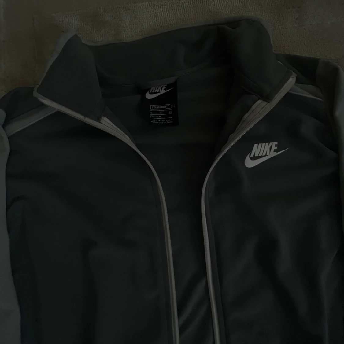 Grå kofta från Nike - 1