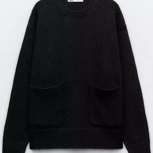 svart stickad tröja - Svart stickad tröja från Zara med två stora fickor framtill. Tröjan har rund halsringning, långa ärmar och en loose passform som ger en chill vibe. Perfekt för lager-på-lager under höst och vinter.