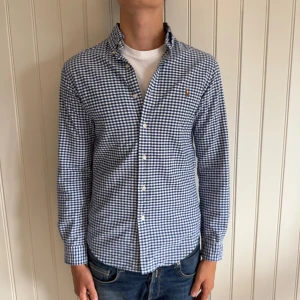 Ralph Lauren Skjorta - Randig Ralph Lauren skjorta (Slim fit) | Size: S | Skick: 9/10, möjligtvis lite missfärgad på vissa ställen men inget som syns vid användning. | Hör av dig vid frågor och funderingar | Vänliga hälsningar!