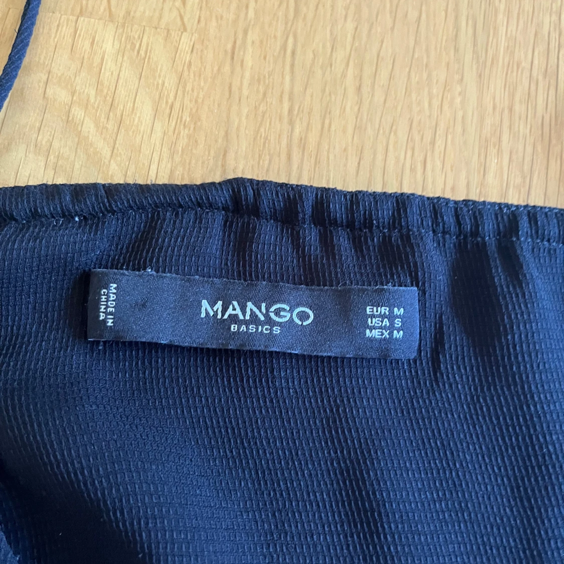 Svart volang-linnetopp från Mango - 2