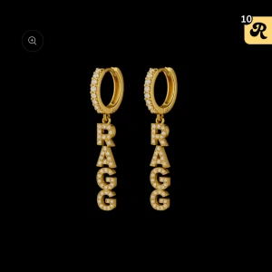 Örhängen - Säljer nu mina örhängen då jag beställde både silver och guld och det är försent att skicka tillbaka dem. Så otroligt fina!! Nypris är 279kr. Inte öppnade från förpackningen. 