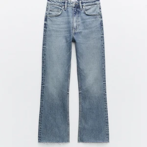 Blå raka jeans med rå kant - Snygga blå jeans med rak passform och trendig rå kant nertill. Jeansen har klassisk femficksdesign och är tillverkade i slitstarkt denim. Perfekta för en avslappnad och cool stil.