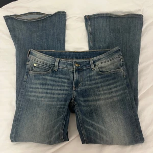 Blå bootcut jeans  - snygga bootcut jeans ifrån weekday, enda defekten är att märket där bak inte finns kvar, 32/30 är stlrken, midjemått: 40 , innerbenslängd: 76
