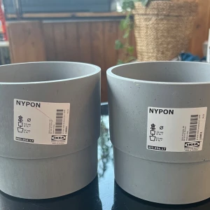 Två gråa krukor  - Fina krukor i bra skick 