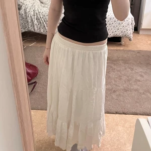 Vit sommarkjol - Jättehärlig vit kjol köpt förra sommaren som passar mig som är XS men säkert även S! Den har resår i midjan och volang så helt perfekt för sommaren! Säljer tyvärr för att spara pengar till min student