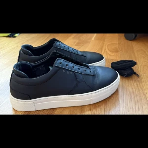Axel Arigato sneakers  - Säljer nu dessa svart Axel Arigato skrona, fortfarande i fint skick