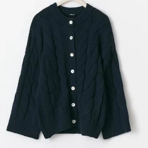 SÖKER!!! Chunky knitted cable cardigan - Söker denna koftan från Gina Tricot, kan betala ordinariepris!🙏🏼 Hör av er om ni vill sälja!
