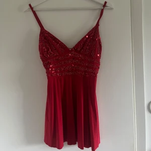 Röd topp med paljetter  - Jättefin röd topp med paljetter som inte kommer till användning. Köpt på loppis, storlek S. Skriv vid frågor☺️