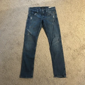 Replay Anbass  - Replay Anbass jeans, storlek w29 o längd 32, hyfsat bra skick finns mycket kvar o ge, lägg bud eller köp direkt!!