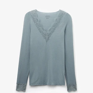 Intimissimi tröja - Supersöt ljusblå långärmad topp från Intimissimi med v-ringning och fina spetsdetaljer vid halsringning och ärmslut. Mjuk och tunn i materialet, perfekt för lager-på-lager eller som statement-piece. Gjord i en mix med kashmir för extra lyxig känsla. Använd typ tre gånger och är i mycket bra skick. Nypris 559kr.