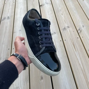 Lanvin skor - Säljer dessa Lanvins i fint skick. UK 7. Marinblå. Dustbag medkommer. Hör av dig vid funderingar.