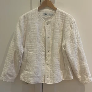 Vit jacka overshirt från Zara - Säljer en vitj jacka i overshirt från Zara i storlek S. Jackan har en strukturerad yta med coolt mönster, raka ärmar och tryckknappar framtill. Endast använd ett fåtal gånger och i jättebra skick. Tvecka inte att skriva! 💕