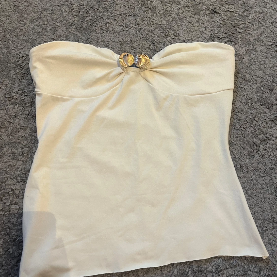Vit tubtopp med gulddetalj